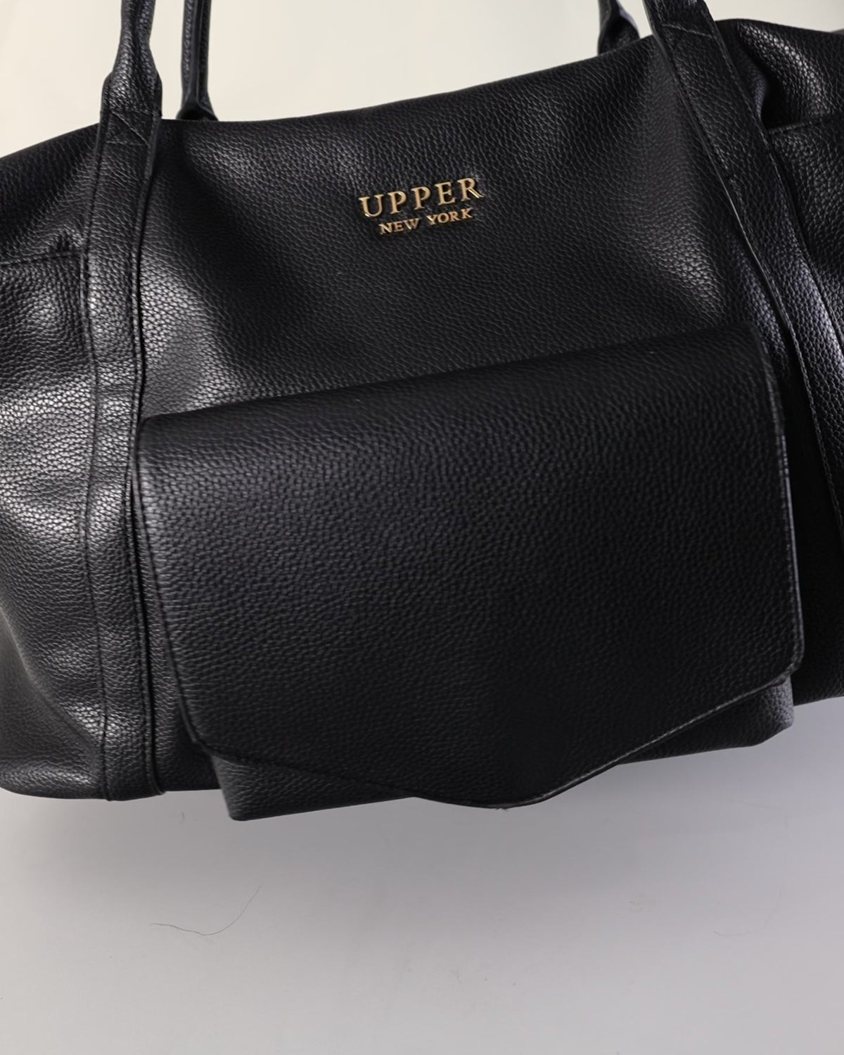 Weekender travel bag in black, close-up of the front pocket, for parents on trips