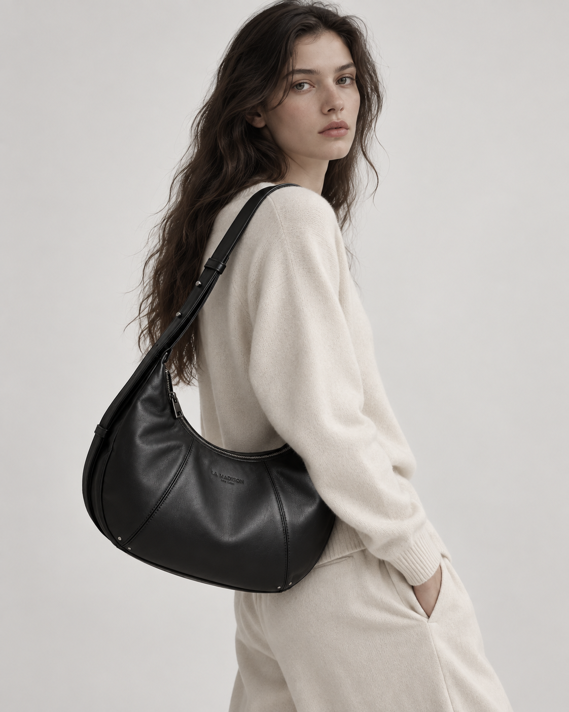 Rivage crossbody worn on the shoulder by a mom, side view