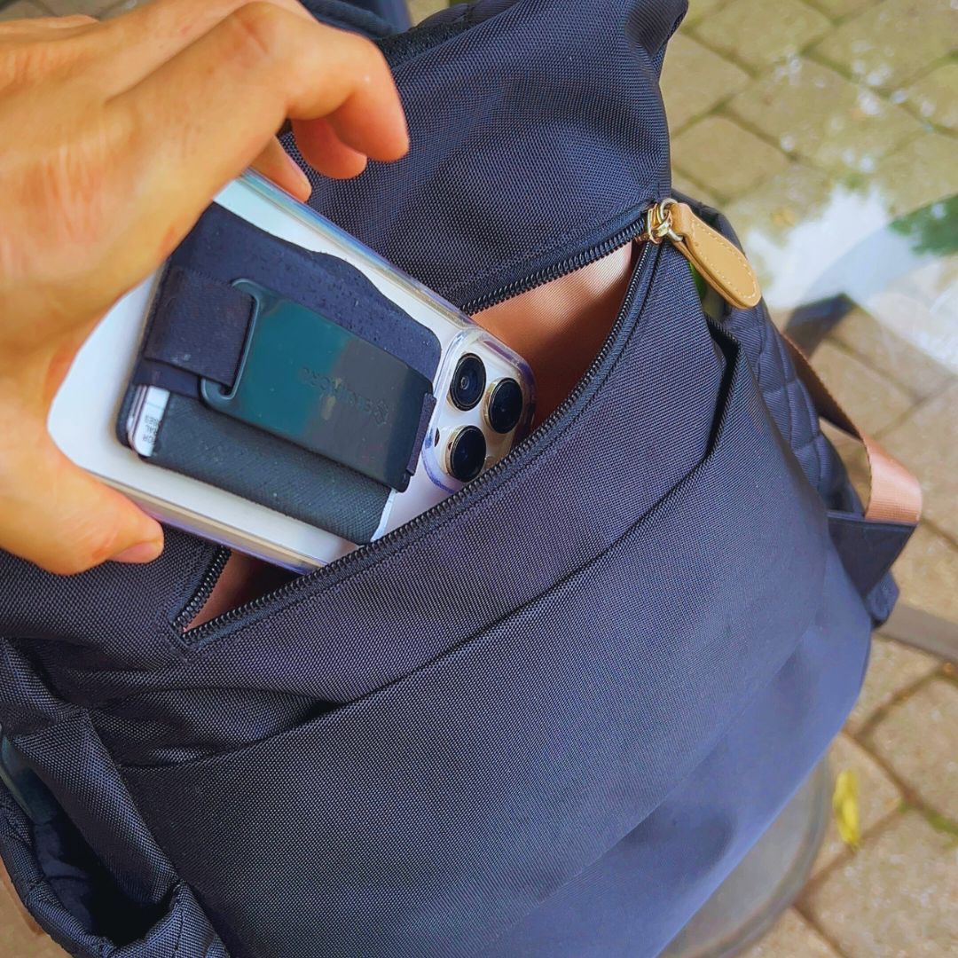 Maison Air quick-access pocket holding a phone
